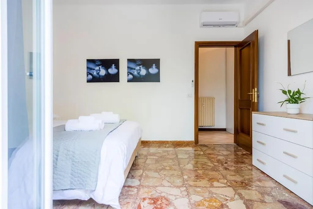 Famileisure Suites Near Policlinico & University Modena Apartment