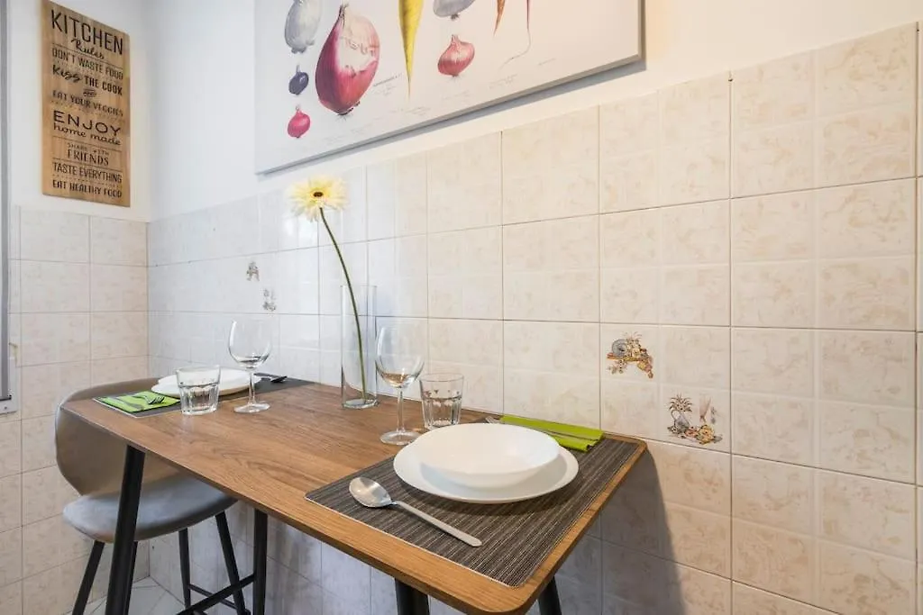 Famileisure Suites Near Policlinico & University Modena 0*,
